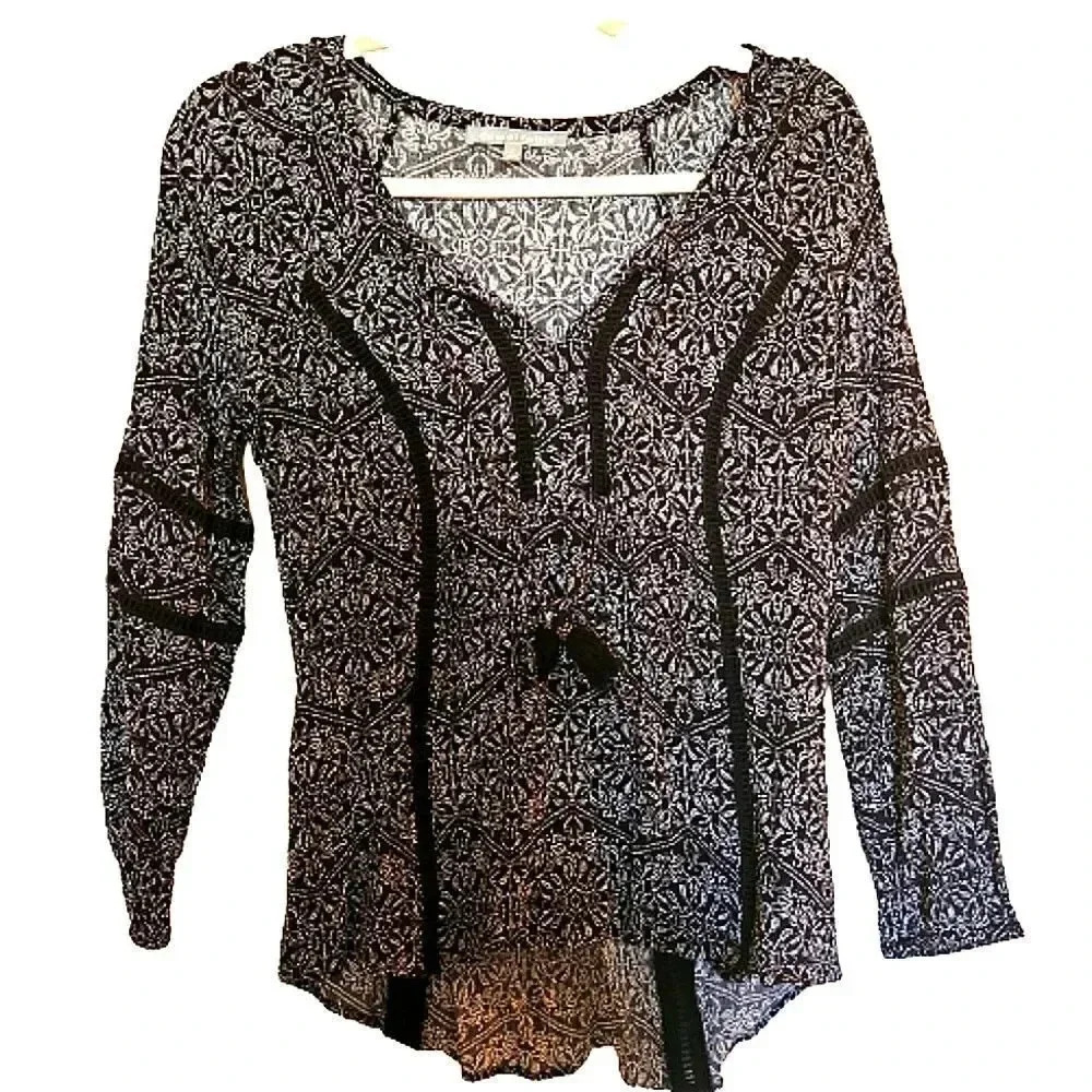 Daniel Rainn black and white patterned v neck blouse Size Small